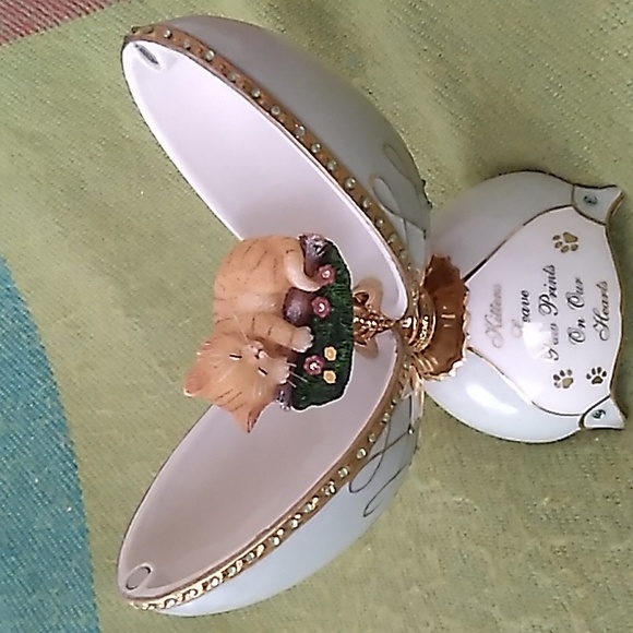 Heirloom Porcelain Musical Collection "Kitten Dreams"  Musical Egg - Picture 1 of 16